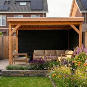 Met zwarte zij- en achterwand